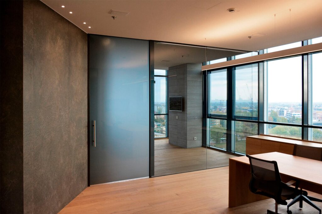 HTM parete divisoria SLIM pareti vetrate a vetro singolo mirrored con profilo in alluminio jet black ral 9005 porta scorrevole vetro smoked grey