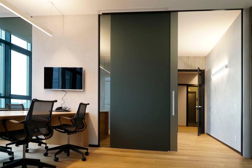 HTM parete divisoria SLIM pareti vetrate a vetro singolo mirrored con profilo in alluminio jet black ral 9005 porta scorrevole vetro smoked grey