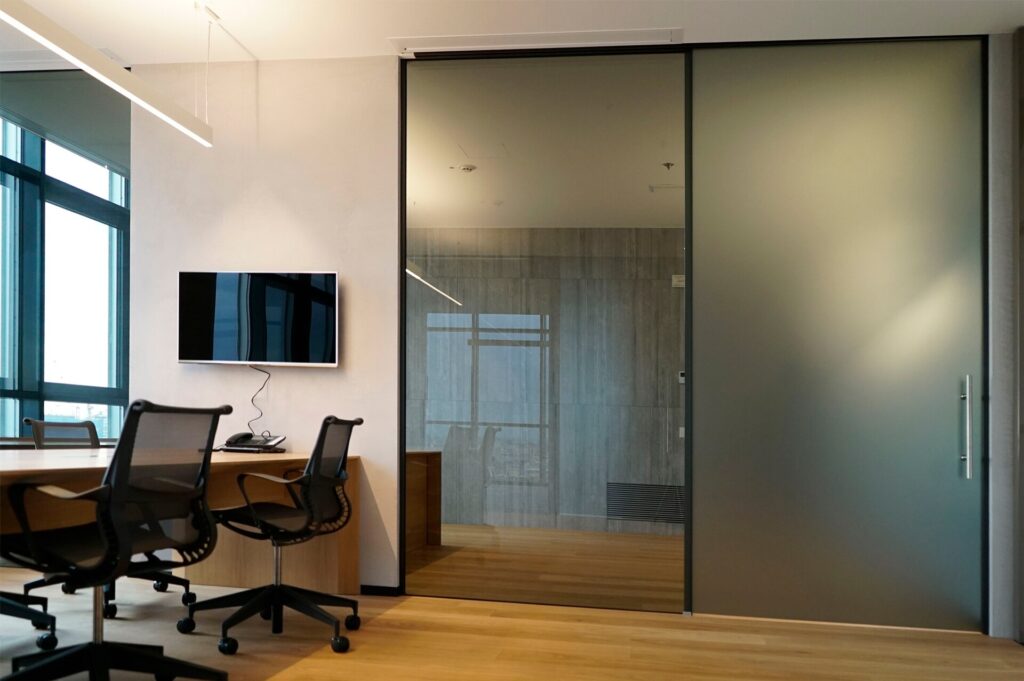 HTM parete divisoria SLIM pareti vetrate a vetro singolo mirrored con profilo in alluminio jet black ral 9005 porta scorrevole vetro smoked grey