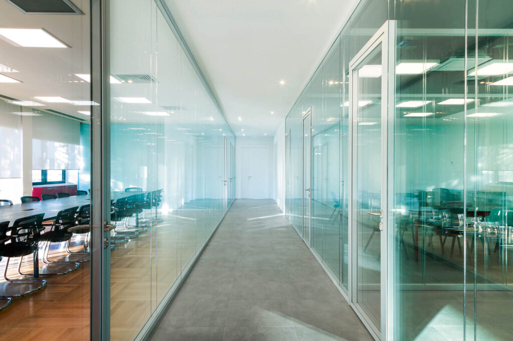 INOXTECH parete divisoria DOUBLE corridoio sale riunione parete vetrata a vetro doppio extra clear profilo in alluminio porte a battente