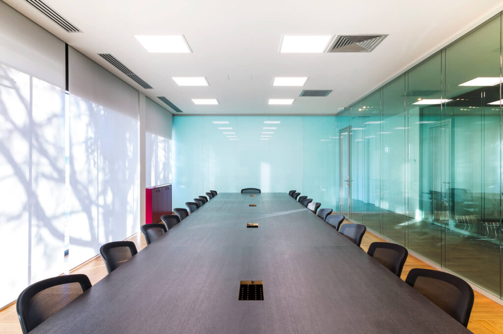 INOXTECH parete divisoria DOUBLE sala riunione parete vetrata a vetro doppio extra clear e vetro etched per privacy visiva profilo in alluminio