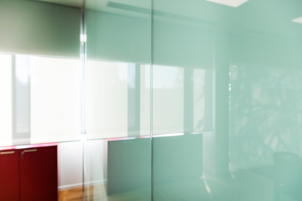 INOXTECH parete divisoria DOUBLE parete vetrata a vetro doppio etched per privacy visiva profilo in alluminio dettaglio vetro etched