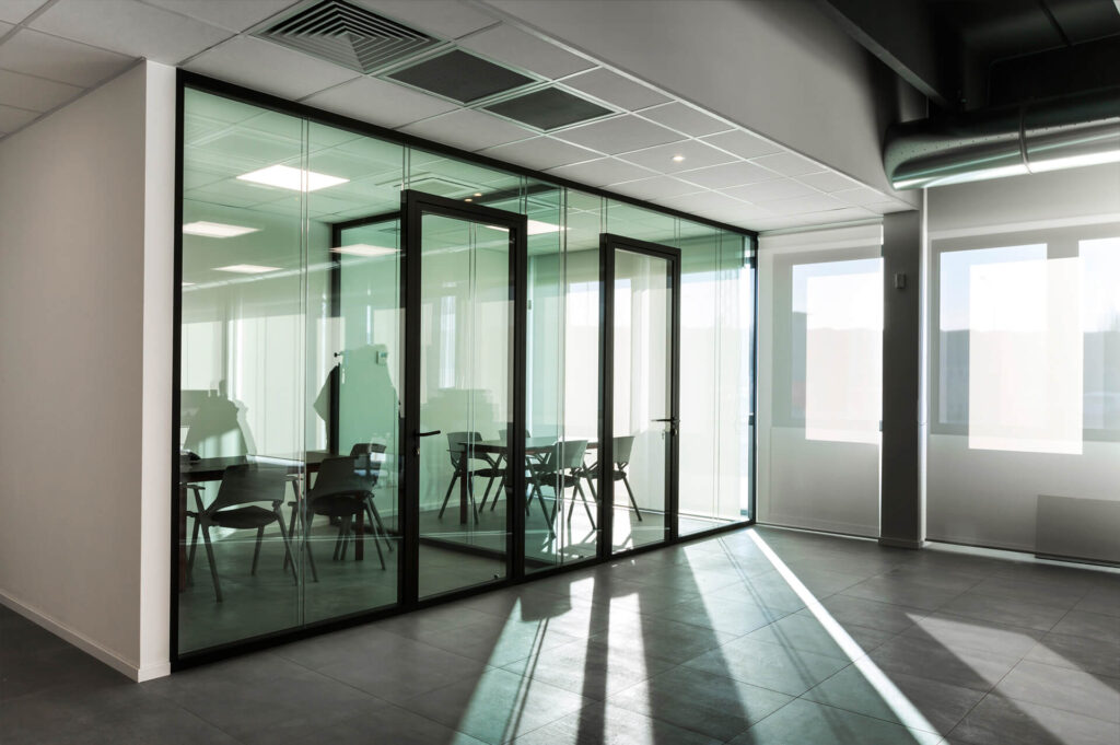 INOXTECH parete divisoria DOUBLE sale riunione parete vetrata a vetro doppio extra clear profilo in alluminio jet black ral 9005 porte a battente