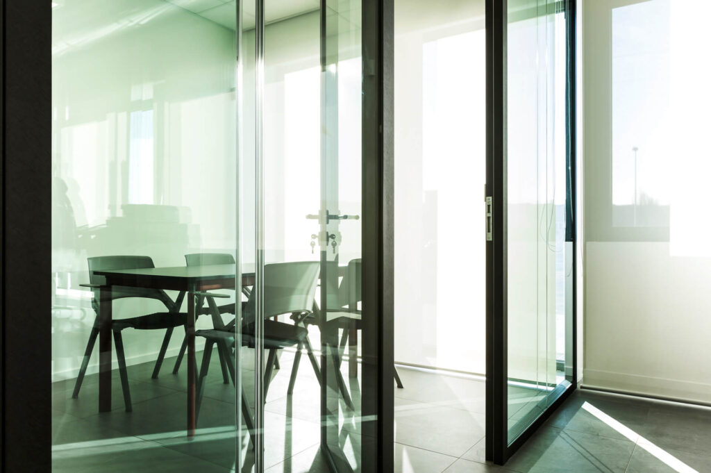 INOXTECH parete divisoria DOUBLE sale riunione parete vetrata a vetro doppio extra clear profilo in alluminio jet black ral 9005 porta a battente dettaglio