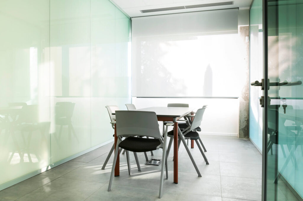 INOXTECH parete divisoria DOUBLE sale riunione parete vetrata a vetro doppio extra clear e vetro etched per privacy visiva profilo in alluminio jet black ral 9005