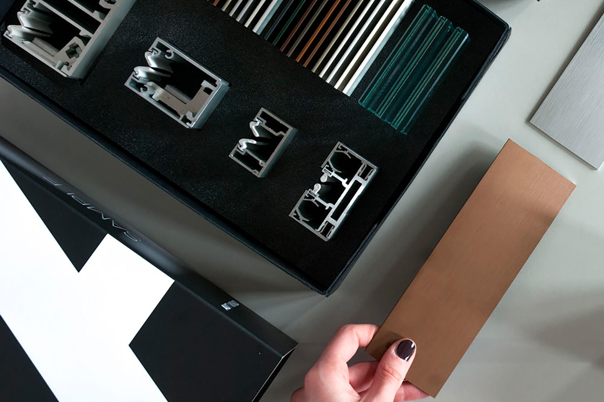 Il Sample box di Autmind racchiude una selezione di finiture per Alluminio e Vetri oltre che una sezione dei vari profili delle pareti divisorie – dettaglio utilizzo
