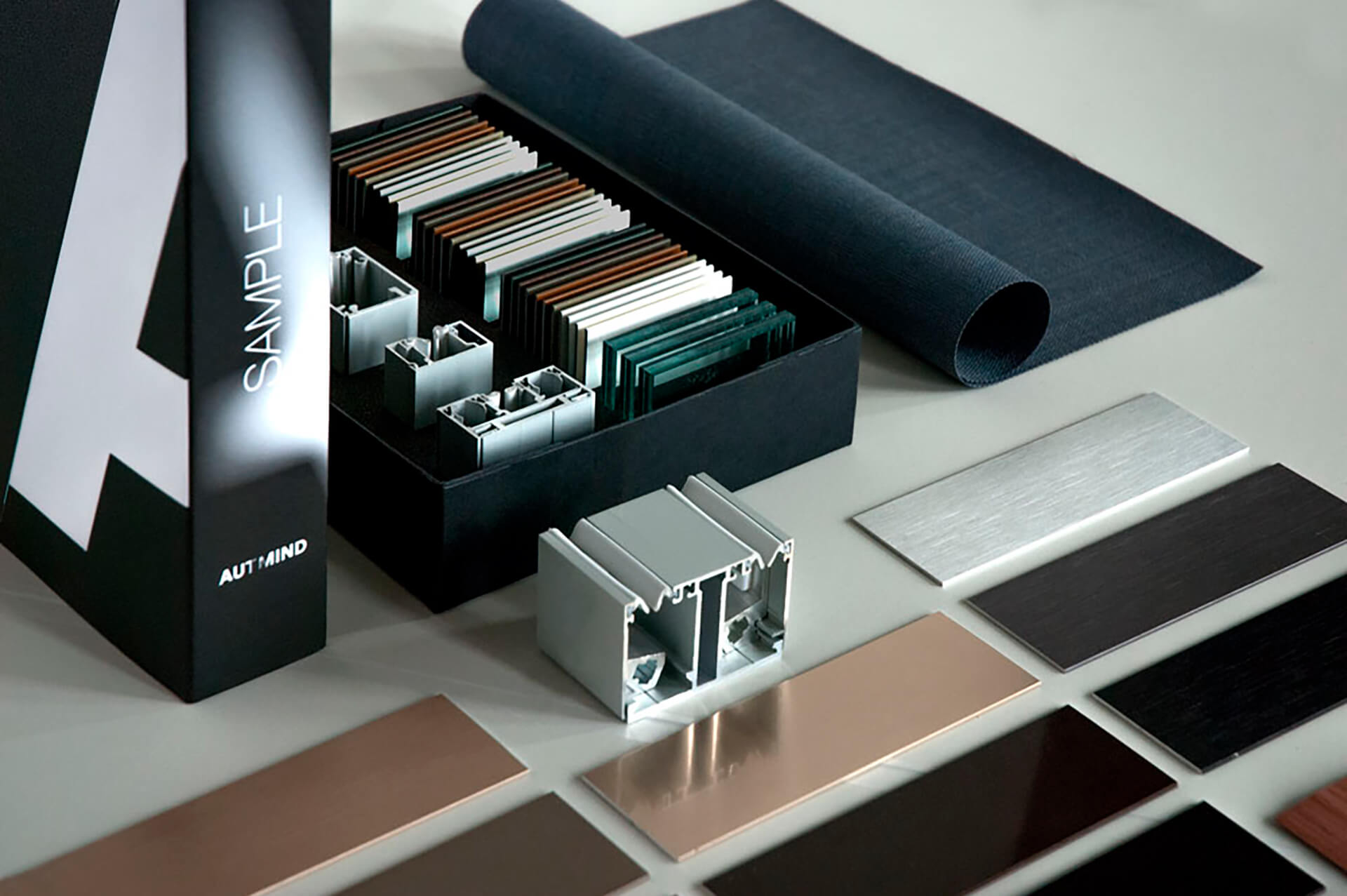 Il Sample box di Autmind racchiude una selezione di finiture per Alluminio e Vetri oltre che una sezione dei vari profili delle pareti divisorie