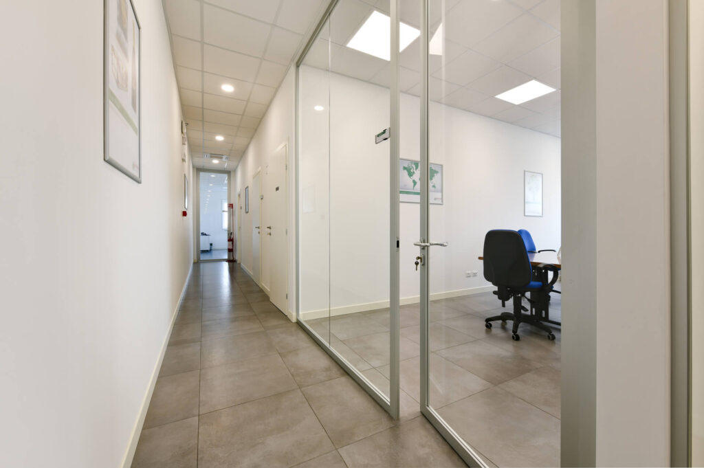 LOHMANN parete divisoria Glass corridoio parete vetrata a vetro singolo extra clear profilo in alluminio porta a battente