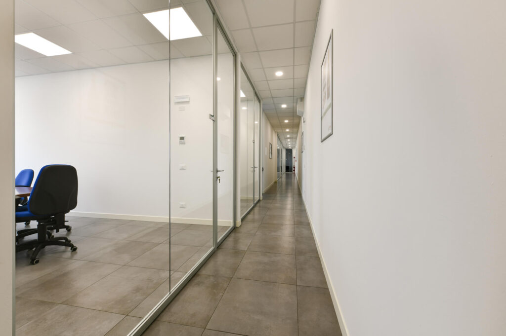 LOHMANN parete divisoria Glass corridoio parete vetrata a vetro singolo extra clear profilo in alluminio porta a battente