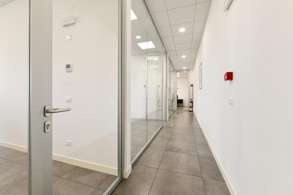 LOHMANN parete divisoria Glass corridoio parete vetrata a vetro singolo extra clear profilo in alluminio porta a battente dettaglio maniglia