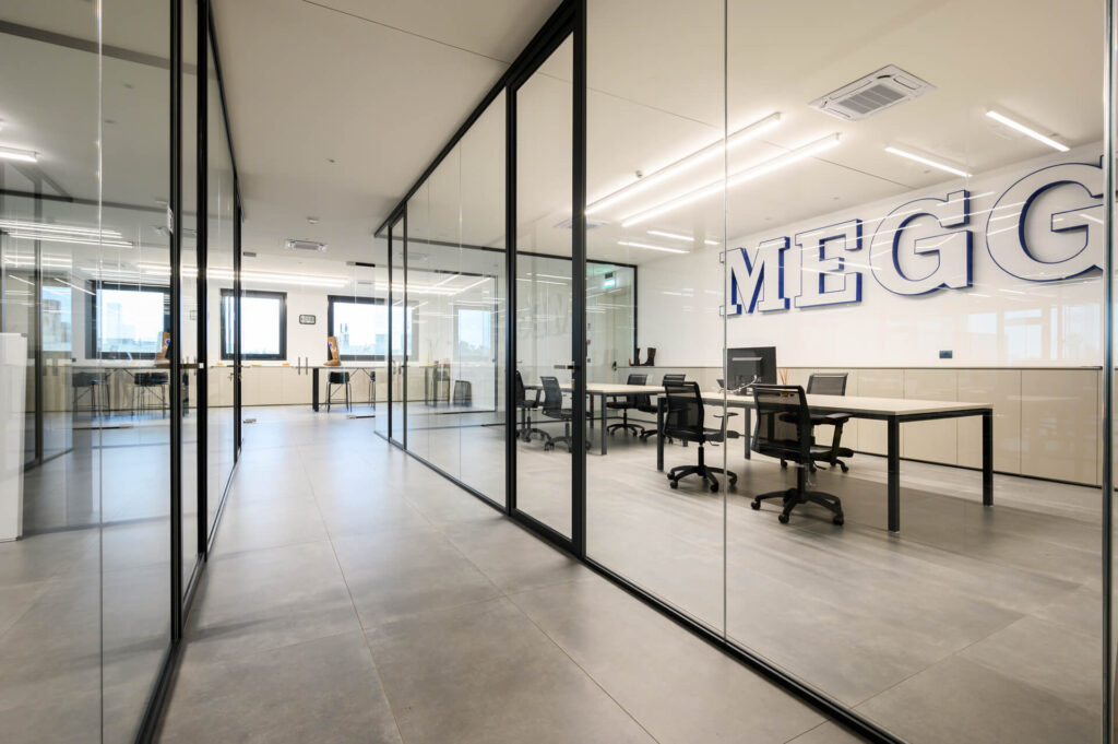 MEGGETTO parete divisoria Slim corridoio uffici parete vetrata a vetro singolo extra clear profilo in alluminio black ral 9005 porta a battente