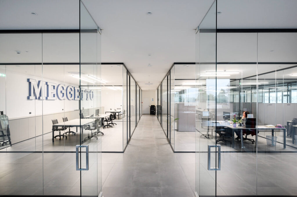 MEGGETTO parete divisoria Slim ingresso corridoio uffici parete vetrata a vetro singolo extra clear profilo in alluminio black ral 9005 porta a battente