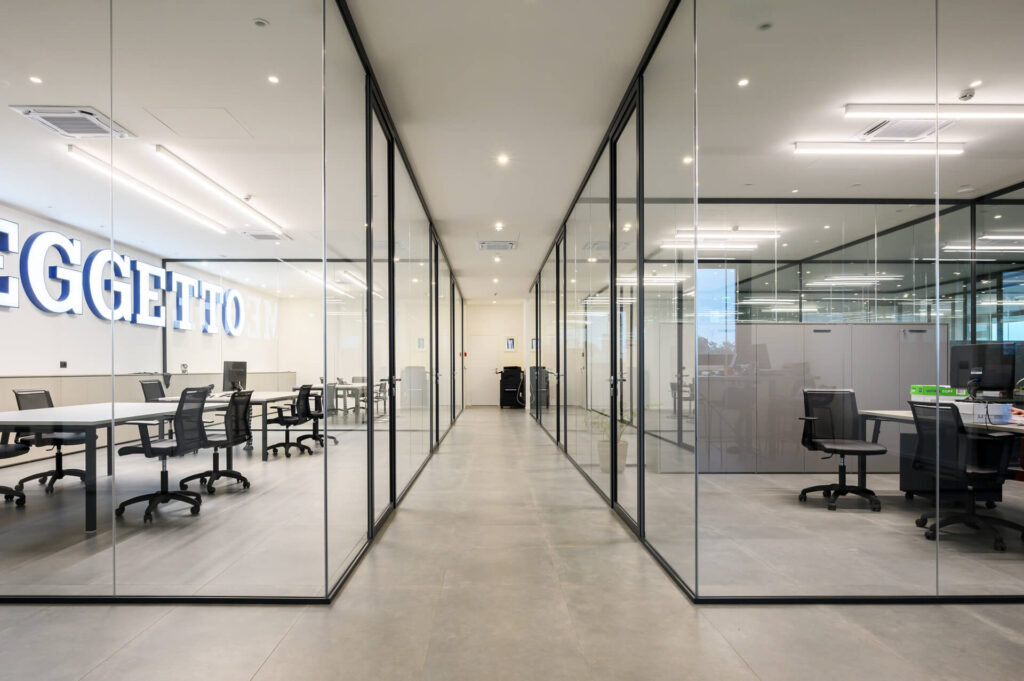 MEGGETTO parete divisoria Slim corridoio uffici parete vetrata a vetro singolo extra clear profilo in alluminio black ral 9005 porta a battente