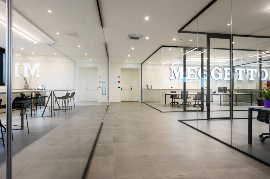 MEGGETTO parete divisoria Slim corridoioparete vetrata a vetro singolo extra clear profilo in alluminio black ral 9005 porta a battente