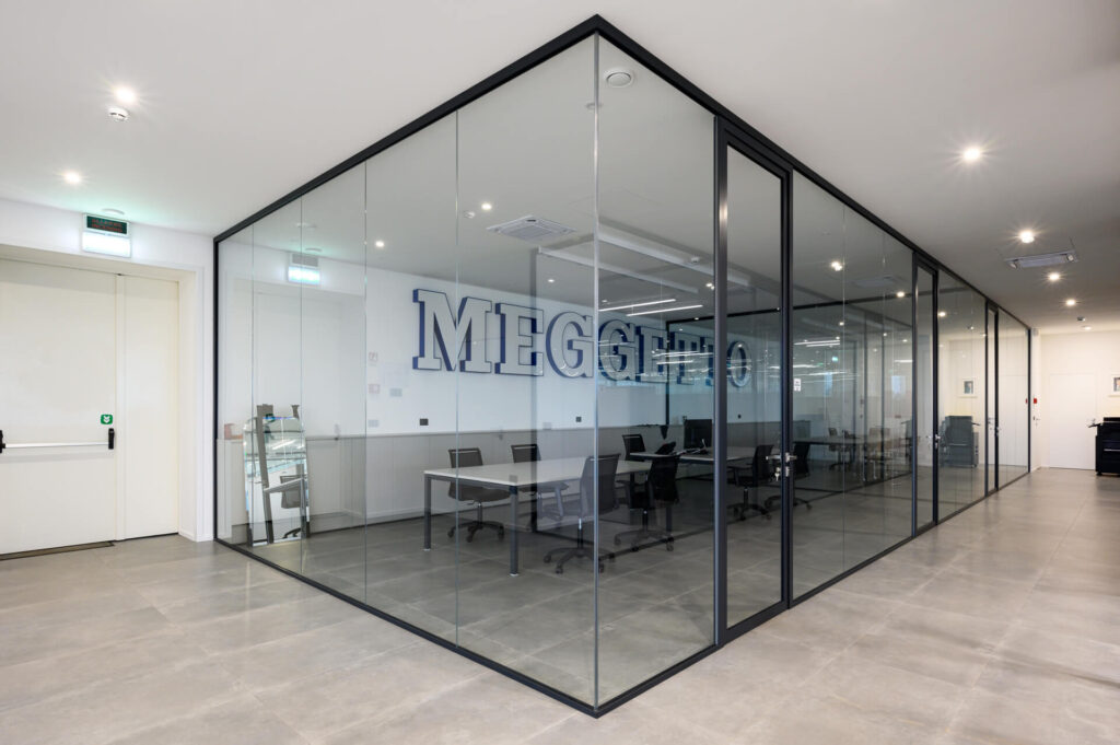 MEGGETTO parete divisoria Slim uffici parete vetrata a vetro singolo extra clear profilo in alluminio black ral 9005 porta a battente dettaglio angolo giunzione pareti