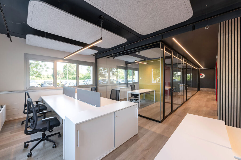 MTS INFORMATICA parete divisoria Glass corridoio uffici parete vetrata a vetro singolo extra clear profilo in alluminio jet black ral 9005