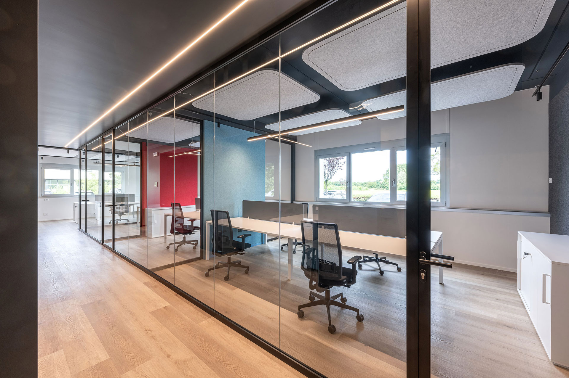 MTS INFORMATICA parete divisoria Glass corridoio uffici parete vetrata a vetro singolo extra clear profilo in alluminio jet black ral 9005 porte a battente