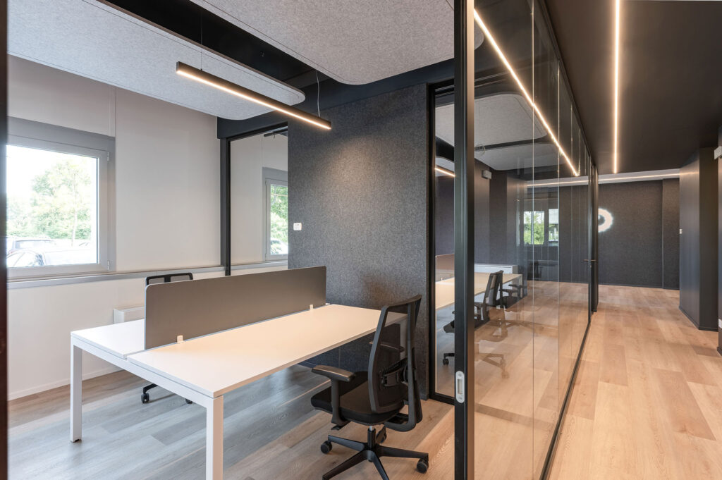 MTS INFORMATICA parete divisoria Glass corridoio uffici parete vetrata a vetro singolo extra clear profilo in alluminio jet black ral 9005 porte a battente