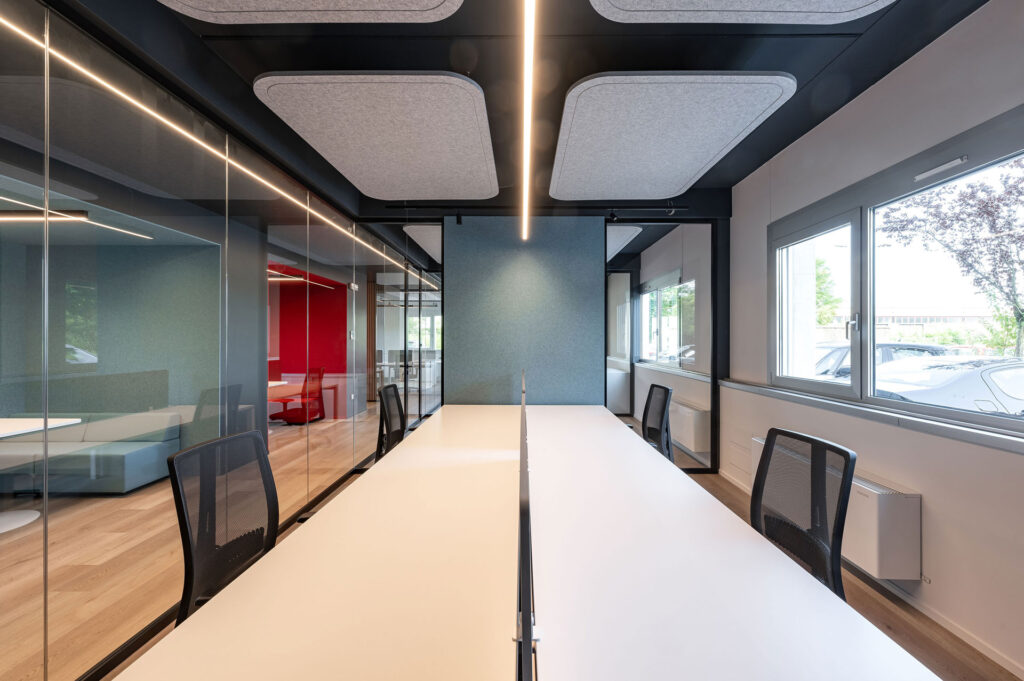 MTS INFORMATICA parete divisoria Glass sala riunione parete vetrata a vetro singolo extra clear profilo in alluminio jet black ral 9005 porte a battente