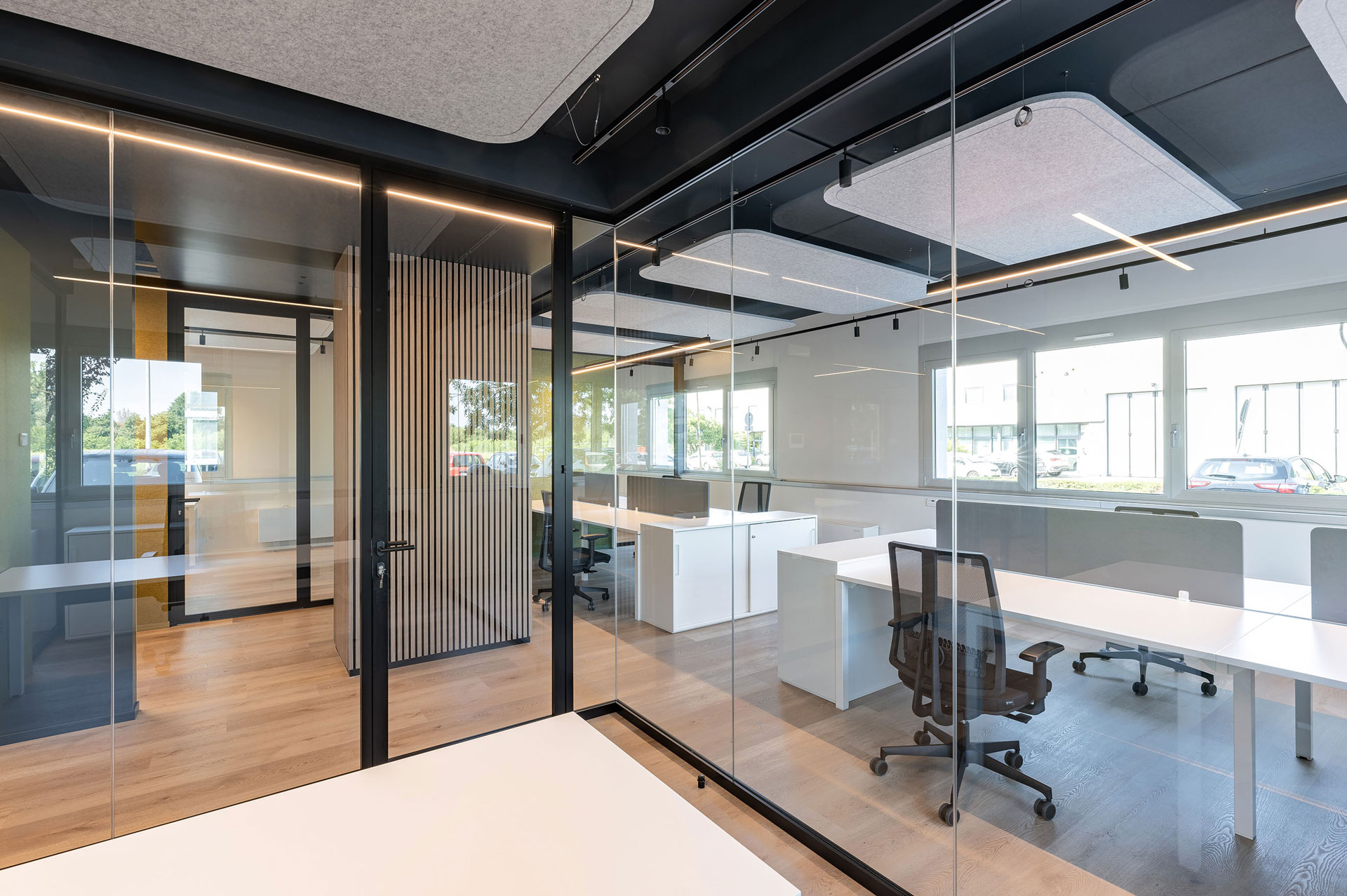 MTS INFORMATICA parete divisoria Glass sala riunione parete vetrata a vetro singolo extra clear profilo in alluminio jet black ral 9005 porte a battente dettaglio angolo giunzione vetri