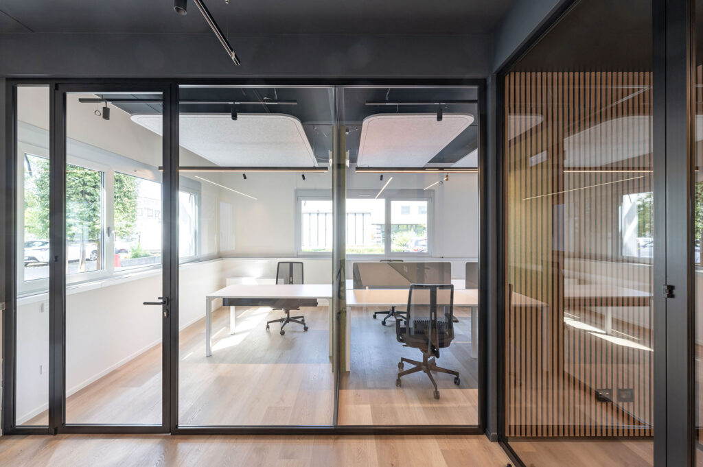 MTS INFORMATICA parete divisoria Glass parete vetrata a vetro singolo extra clear profilo in alluminio jet black ral 9005 porte a battente