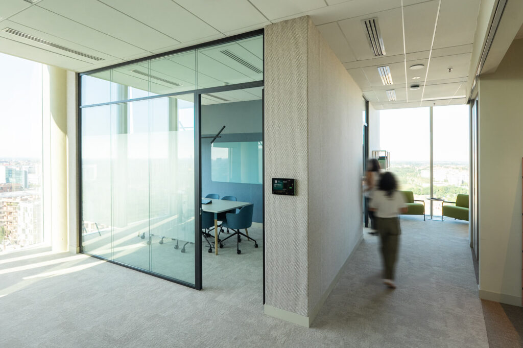 PARK WEST MILANO parete divisoria 6030 corridoio sala riunione pareti vetrate a vetro doppio extra clear profilo in alluminio jet black ral 9005