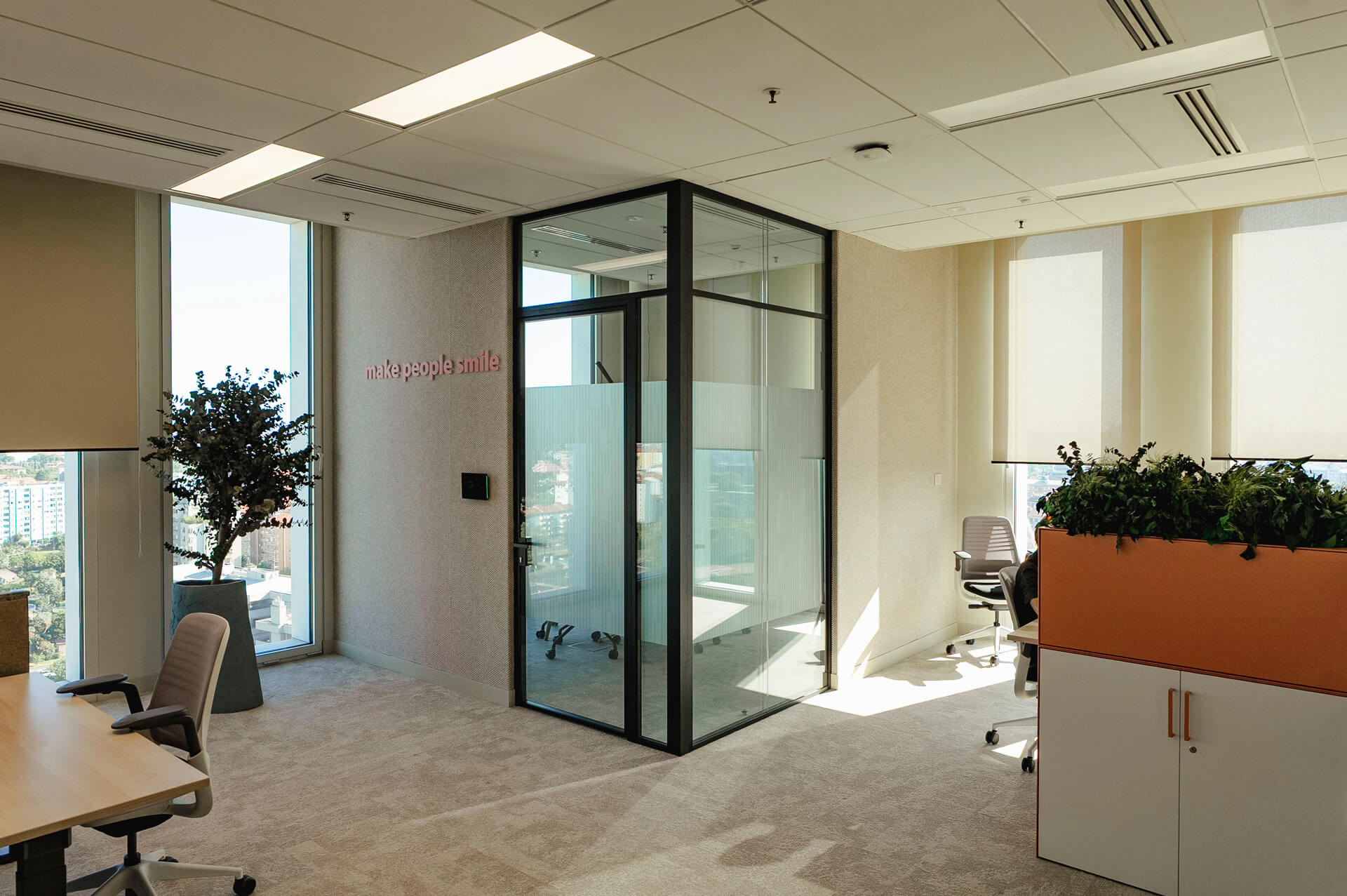 PARK WEST MILANO parete divisoria 6030 ufficio privato pareti vetrate a vetro doppio extra clear profilo in alluminio jet black ral 9005 porta a battente con sopraluce dettaglio angolo giunzione pareti