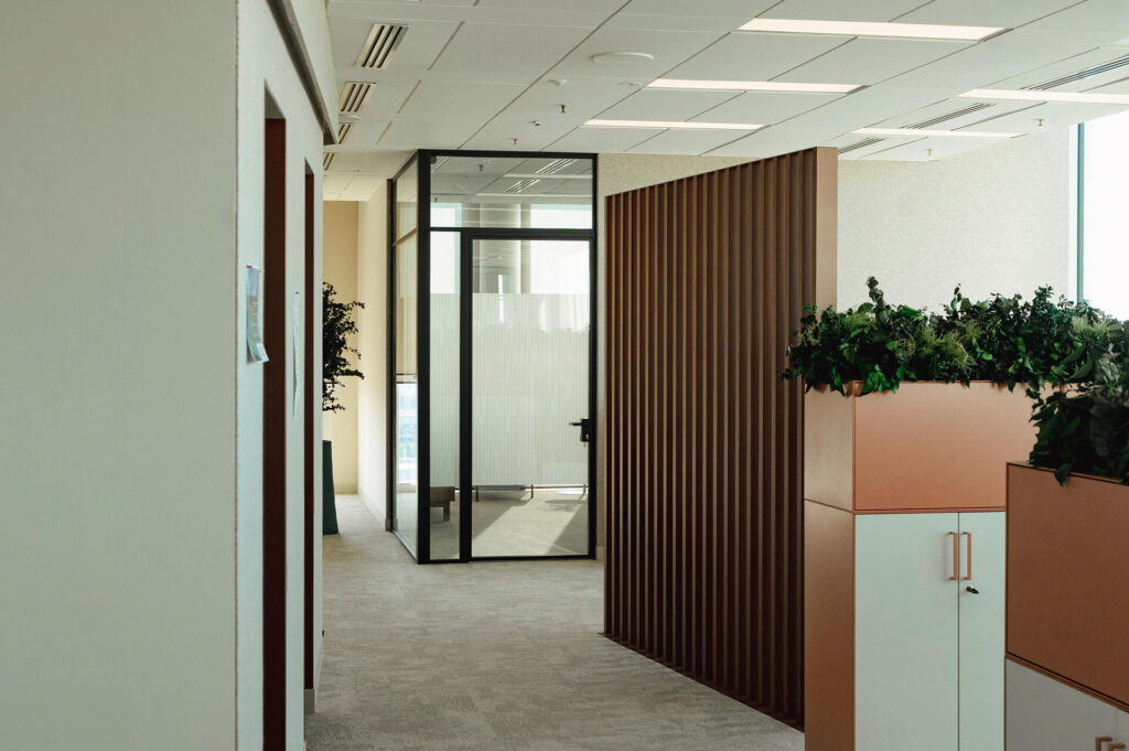 PARK WEST MILANO parete divisoria 6030 ufficio privato pareti vetrate a vetro doppio extra clear profilo in alluminio jet black ral 9005 porta a battente con sopraluce