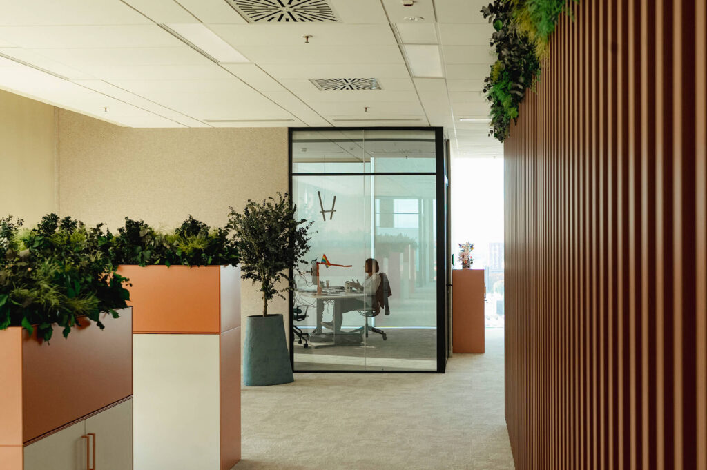 PARK WEST MILANO parete divisoria 6030 ufficio privato pareti vetrate a vetro doppio extra clear profilo in alluminio jet black ral 9005