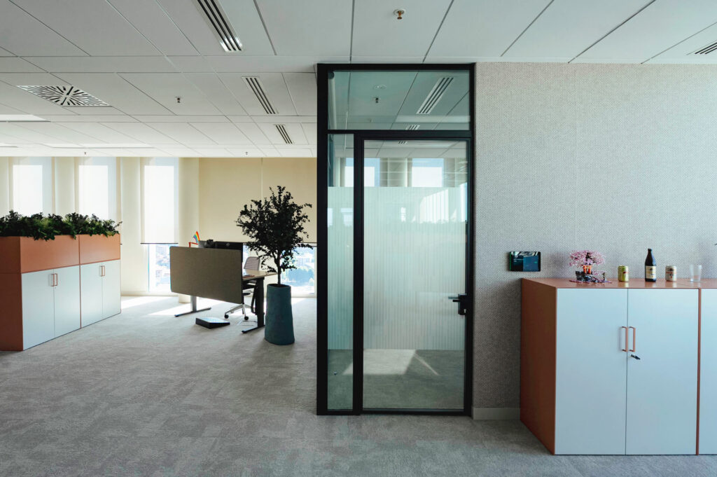 PARK WEST MILANO parete divisoria 6030 ufficio privato pareti vetrate a vetro doppio extra clear profilo in alluminio jet black ral 9005 porta a battente con sopraluce