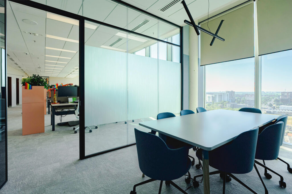 PARK WEST MILANO parete divisoria 6030 sala riunione pareti vetrate a vetro doppio extra clear profilo in alluminio jet black ral 9005 porta a battente