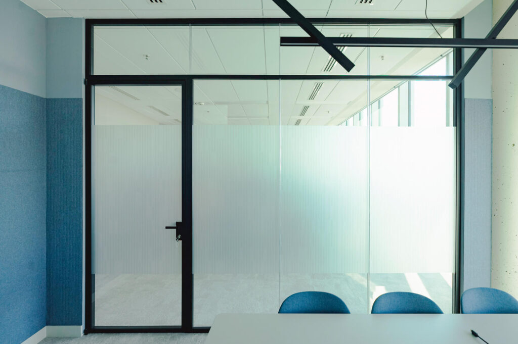 PARK WEST MILANO parete divisoria 6030 sala riunione pareti vetrate a vetro doppio extra clear profilo in alluminio jet black ral 9005 porta a battente