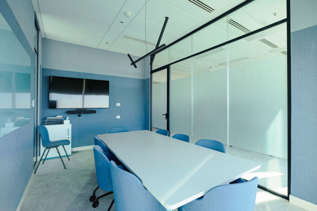 PARK WEST MILANO parete divisoria 6030 sala riunione pareti vetrate a vetro doppio extra clear profilo in alluminio jet black ral 9005