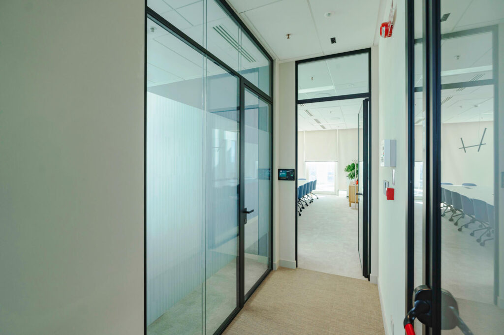 PARK WEST MILANO parete divisoria 6030 corridoio pareti vetrate a vetro doppio extra clear profilo in alluminio jet black ral 9005 porte a battente