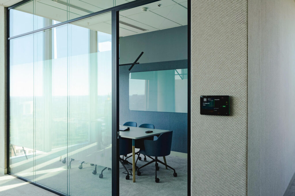 PARK WEST MILANO parete divisoria 6030 sala riunione pareti vetrate a vetro doppio extra clear profilo in alluminio jet black ral 9005 dettaglio porta a battente