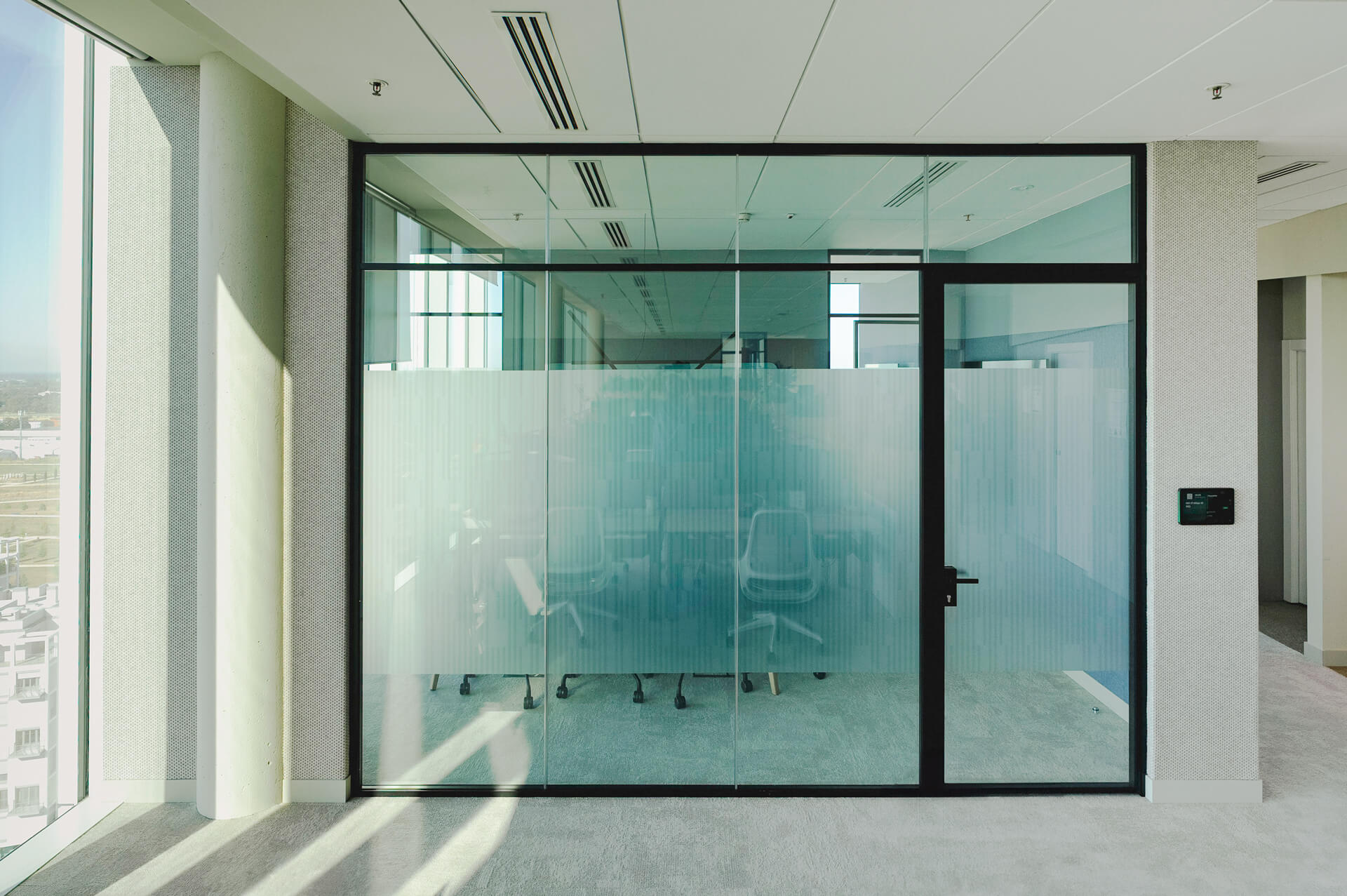 PARK WEST MILANO parete divisoria 6030 sala riunione pareti vetrate a vetro doppio extra clear profilo in alluminio jet black ral 9005