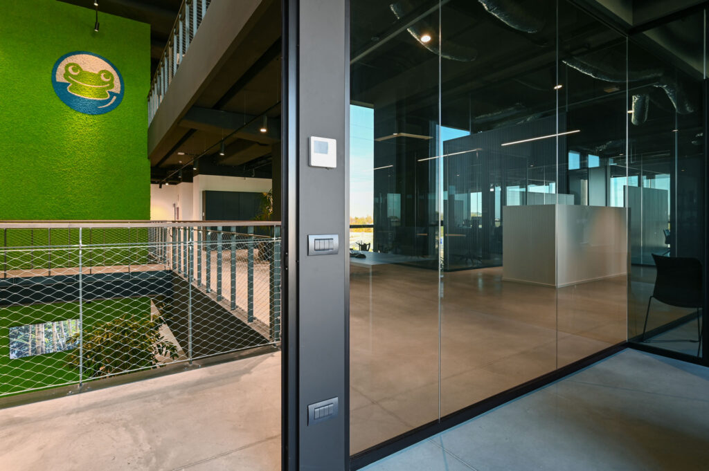 PIERI GROUP parete divisoria Glass ufficio privato parete vetrata a vetro singolo smoked grey profilo in alluminio black ral 9005 porta a battente con vano tecnico