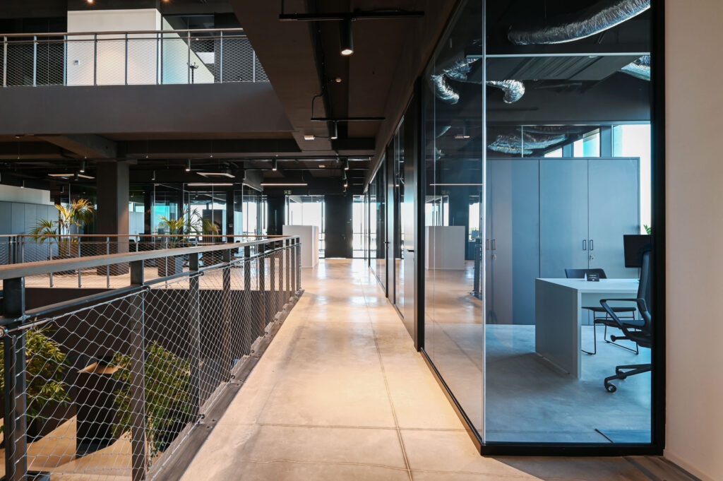 PIERI GROUP parete divisoria Glass corridoio parete vetrata a vetro singolo smoked grey profilo in alluminio black ral 9005 dettaglio angolo giunzione pareti