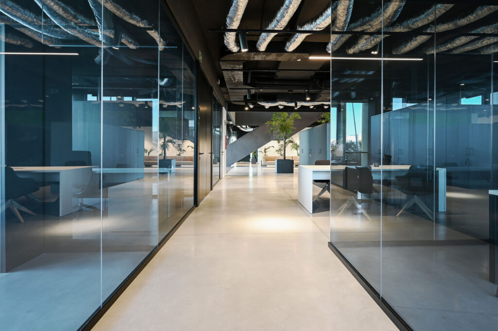 PIERI GROUP parete divisoria Glass corridoio parete vetrata a vetro singolo smoked grey profilo in alluminio black ral 9005