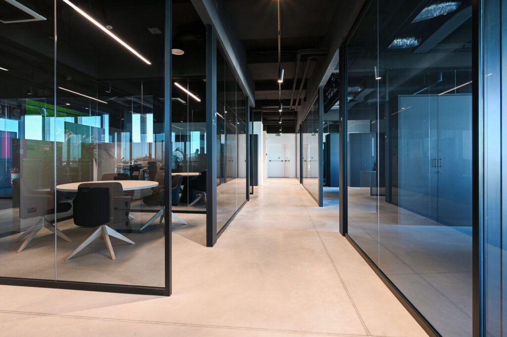 PIERI GROUP parete divisoria Glass corridoio sale riunioni parete vetrata a vetro singolo smoked grey profilo in alluminio black ral 9005