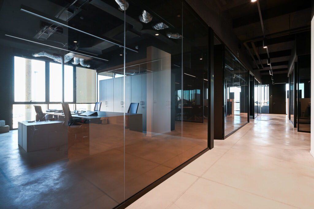 PIERI GROUP parete divisoria Glass ufficio privato parete vetrata a vetro singolo smoked grey profilo in alluminio black ral 9005 porta a battente con vano tecnico