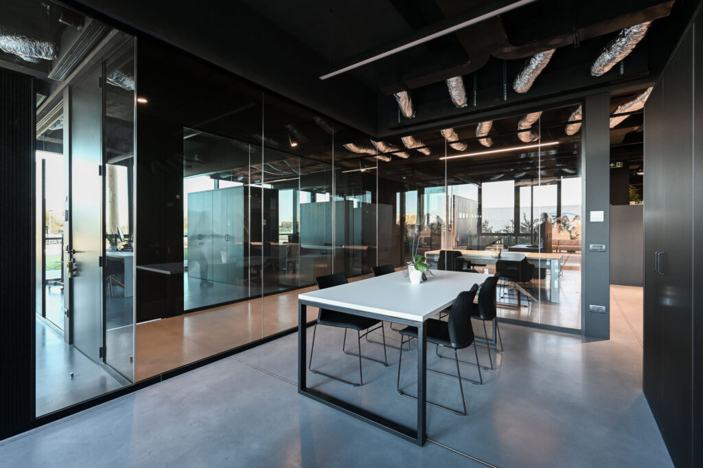PIERI GROUP parete divisoria Glass ufficio parete vetrata a vetro singolo smoked grey profilo in alluminio black ral 9005 porta a battente con vano tecnico