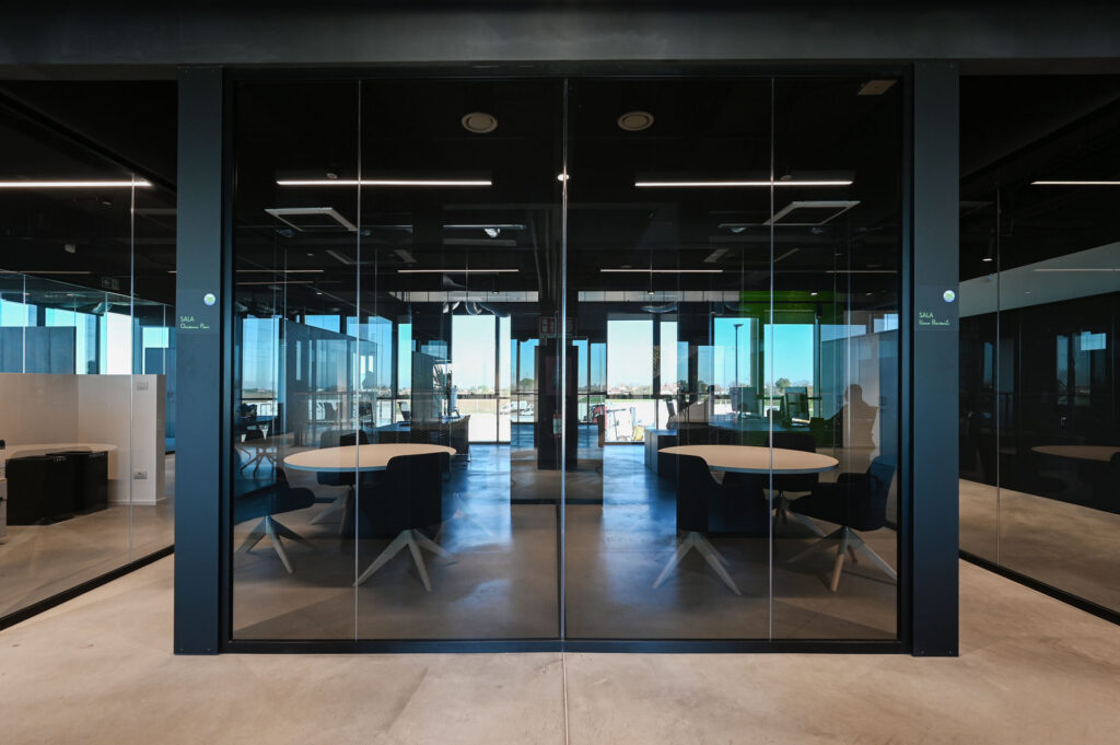 PIERI GROUP parete divisoria Glass sale riunione parete vetrata a vetro singolo smoked grey profilo in alluminio black ral 9005