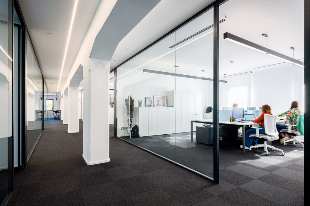 SEINGIM parete divisoria 6030 corridoio aree operative parete vetrata a vetro singolo offset sinistro extra clear profilo in alluminio jet black ral 9005