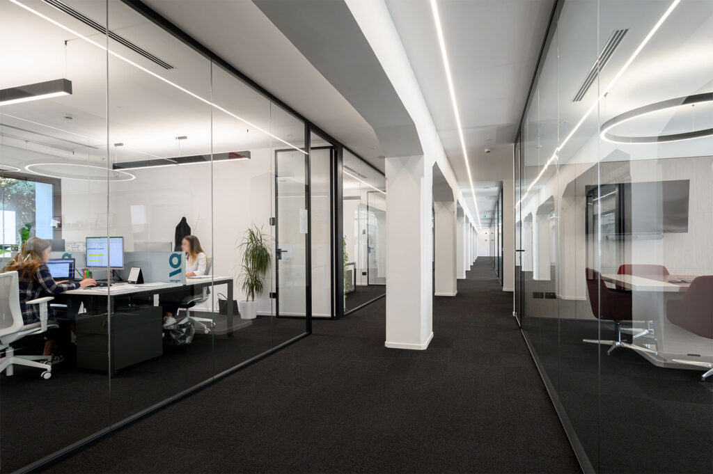 SEINGIM parete divisoria 6030 corridoio aree operative parete vetrata a vetro singolo offset sinistro extra clear profilo in alluminio jet black ral 9005