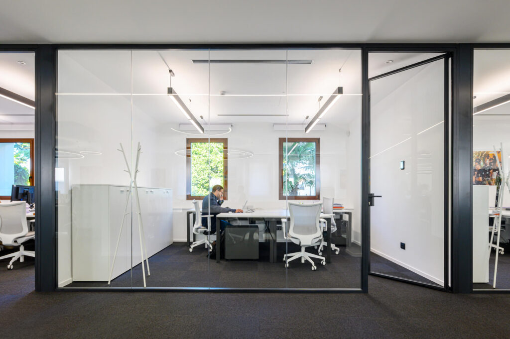 SEINGIM parete divisoria 6030 ufficio privato parete vetrata a vetro singolo offset sinistro extra clear profilo in alluminio jet black ral 9005 porta a battente