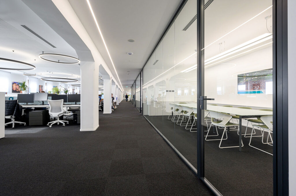 SEINGIM parete divisoria 6030 corridoio aree operative parete vetrata a vetro singolo offset sinistro extra clear profilo in alluminio jet black ral 9005 porta a battente