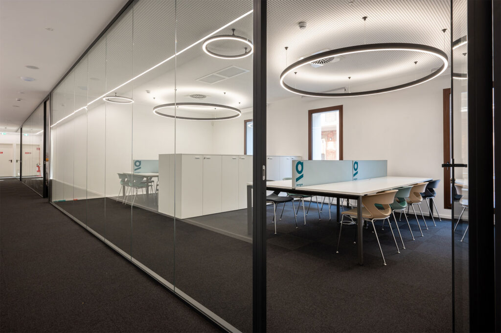 SEINGIM parete divisoria 6030 aree operative parete vetrata a vetro singolo offset sinistro extra clear profilo in alluminio jet black ral 9005