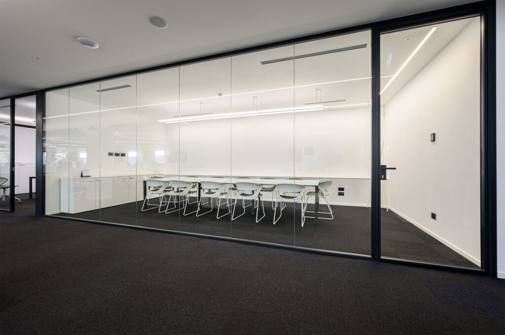 SEINGIM parete divisoria 6030 sala riunione parete vetrata a vetro singolo offset sinistro extra clear profilo in alluminio jet black ral 9005 porta a battente
