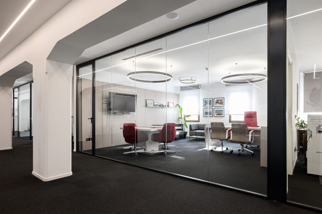 SEINGIM parete divisoria 6030 ufficio privato direzionale parete vetrata a vetro singolo offset sinistro extra clear profilo in alluminio jet black ral 9005 porta a battente